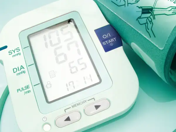 Ciśnieniomierz pokazuje wyniki pomiaru ciśnienia u kobiet: 105/65 mmHg. Urządzenie jest gotowe do kolejnego badania.