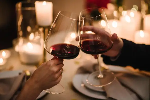 Alkohol po zabiegu laserowym? Kiedy można pić i dlaczego?