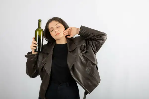 Ibuprom i alkohol: Ryzyko dla żołądka i wątroby. Kiedy można pić?